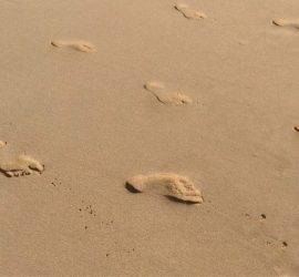 Barfußspuren im Sand als Impressionen